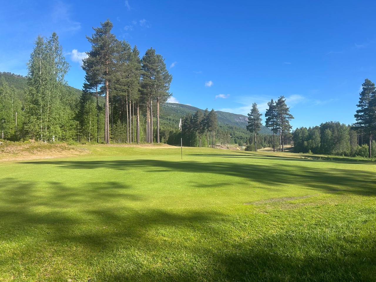 Golfing in Norefjell june groot